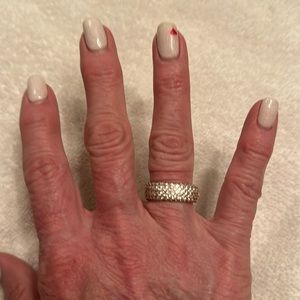 Pavoi, gold toned band